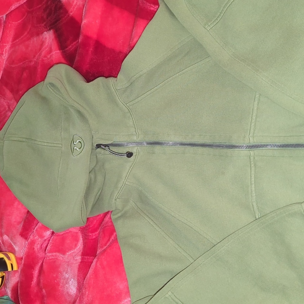 Lululemon green scuba sweater 💚 size 4 small. Has thumb holes
